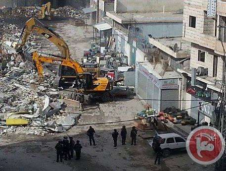 L'occupation sioniste démolit un immeuble et 20 magasins dans le camp de Shuafat (vidéo)